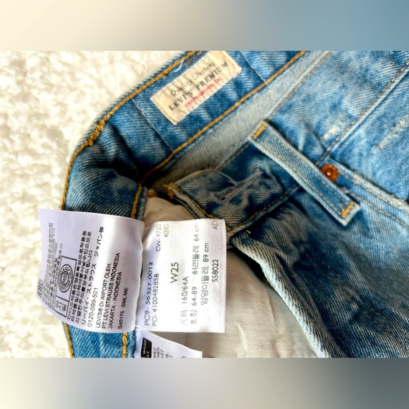 Distressed Cut off denim shorts / California closet staple! - Picture 3 of 3